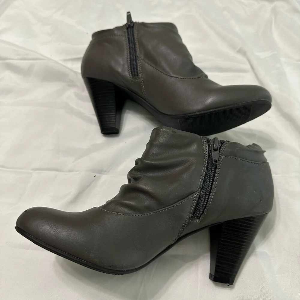 💙3/$20 WOMEN’S grey heeled boots size 8.5